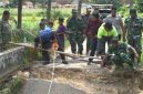 Dandim Sumenep Letkol Inf Citra Persada Saat Meninjau Lokasi Jembatan Ambruk di Desa Jambu Kecamatan Lenteng, Selasa (26/05/2026)