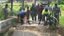 Dandim Sumenep Letkol Inf Citra Persada Saat Meninjau Lokasi Jembatan Ambruk di Desa Jambu Kecamatan Lenteng, Selasa (26/05/2026)