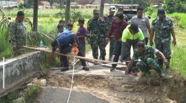 Dandim Sumenep Letkol Inf Citra Persada Saat Meninjau Lokasi Jembatan Ambruk di Desa Jambu Kecamatan Lenteng, Selasa (26/05/2026)