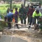 Dandim Sumenep Letkol Inf Citra Persada Saat Meninjau Lokasi Jembatan Ambruk di Desa Jambu Kecamatan Lenteng, Selasa (26/05/2026)