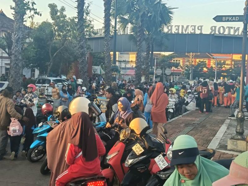 Yuk Intip Suasana Meriah Jalan Sehat Hardiknas di Sumenep, Lautan Peserta Padati Halaman Pemkab