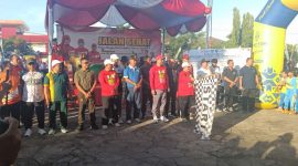 Wabup Sumenep KH Imam Hasyim SH MH Didampingi Kadisdik dan Sekdakab Melepas Peserta Jalan Sehat Hardiknas 2026 di Halaman Kantor Pemkab Sumenep, Jum'at (08/05/2026)