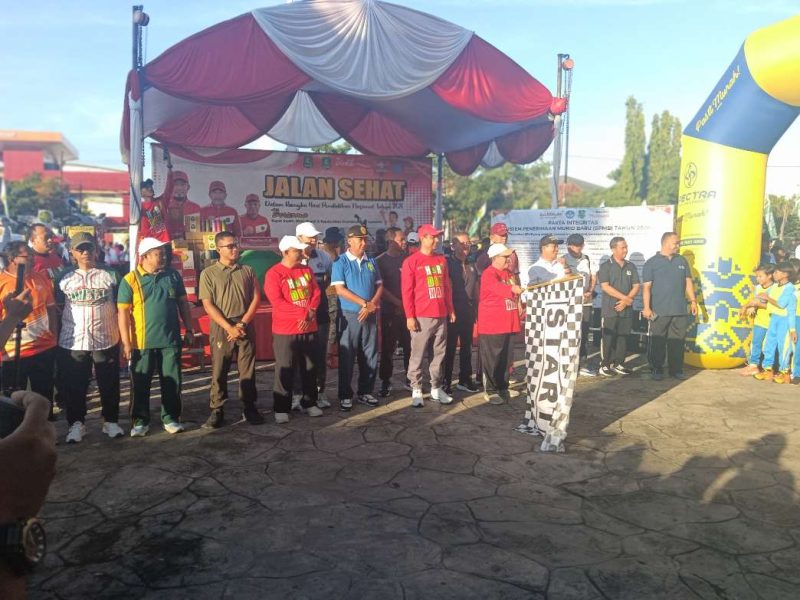 Wabup Sumenep KH Imam Hasyim SH MH Didampingi Kadisdik dan Sekdakab Melepas Peserta Jalan Sehat Hardiknas 2026 di Halaman Kantor Pemkab Sumenep, Jum'at (08/05/2026)
