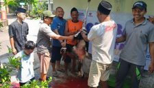 R.K.R.G. Gus Kurniadi H.P. Kusumo (Baju Biru) Bersama Relawan Saat Proses Penyembelihan Hewan Kurban