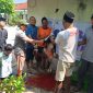 R.K.R.G. Gus Kurniadi H.P. Kusumo (Baju Biru) Bersama Relawan Saat Proses Penyembelihan Hewan Kurban