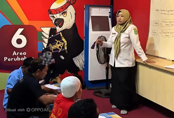 Guru P3K Sumarsih Dari Disdik Saat Mengajar Warga Binaan Rutan Kelas IIB Sumenep 
