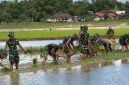 Prajurit Yonif TP Kompi Pertanian Turun ke Sawah, Ringankan Beban Petani di Desa Gunggung Sumenep
