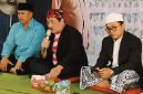 Kepala SMAN 1 Ambunten Drs Rafiuddin MPD (Tengah)