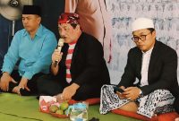 Kepala SMAN 1 Ambunten Drs Rafiuddin MPD (Tengah)