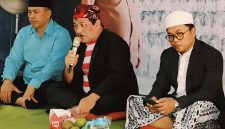 Kepala SMAN 1 Ambunten Drs Rafiuddin MPD (Tengah)