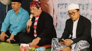 Kepala SMAN 1 Ambunten Drs Rafiuddin MPD (Tengah)