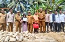 Wabup Sumenep KH Imam Hasyim SH MH didampingi Kadinsos P3A, Kabag Humas Setdakab Serta Camat Lenteng Saat Menyalurkan Bantuan Bencana di Dua Desa Terdampak 
