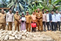 Wabup Sumenep KH Imam Hasyim SH MH didampingi Kadinsos P3A, Kabag Humas Setdakab Serta Camat Lenteng Saat Menyalurkan Bantuan Bencana di Dua Desa Terdampak 