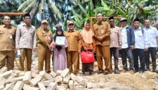 Wabup Sumenep KH Imam Hasyim SH MH didampingi Kadinsos P3A, Kabag Humas Setdakab Serta Camat Lenteng Saat Menyalurkan Bantuan Bencana di Dua Desa Terdampak 