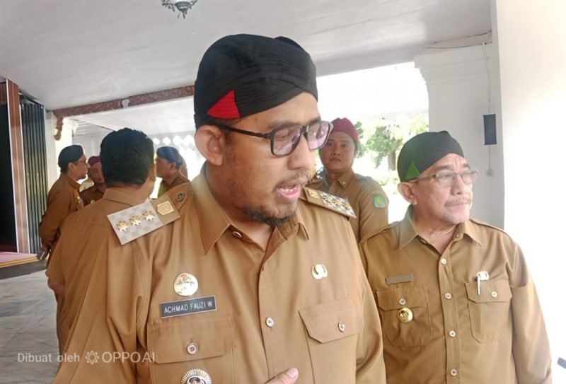 Bupati Sumenep Dr H Achmad Fauzi Wongsojudo SH MH Thamrin Saat Diwawancarai Sejumlah Awak Media Usai Pelantikan Tim Cagar Budaya Sumenep di Pendopo Agung Keraton Sumenep, Selasa (05/05/2026)
