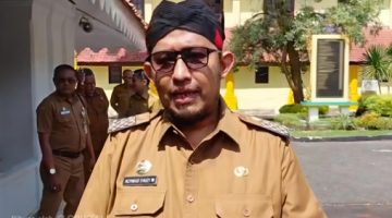 Bupati Sumenep Dr. H. Achmad Fauzi Wongsojudo, SH, MH Saat Diwawancarai Sejumlah Awak Media Usai Pelantikan Tim Cagar Budaya Kabupaten Sumenep di Pendopo Agung Keraton Sumenep, Selasa (05/05/2026)