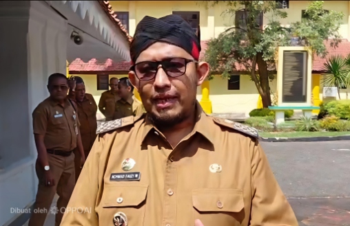 Bupati Sumenep Dr. H. Achmad Fauzi Wongsojudo, SH, MH Saat Diwawancarai Sejumlah Awak Media Usai Pelantikan Tim Cagar Budaya Kabupaten Sumenep di Pendopo Agung Keraton Sumenep, Selasa (05/05/2026)