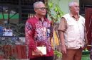 Dirut BPRS Sumenep Hairil Fajar Bersama Pengawas Kota Disaat Peluncuran Perpustakaan Ramah Anak di SDN Pajagalan II, Selasa (05/05/2026)