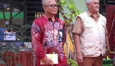 Dirut BPRS Sumenep Hairil Fajar Bersama Pengawas Kota Disaat Peluncuran Perpustakaan Ramah Anak di SDN Pajagalan II, Selasa (05/05/2026)