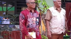Dirut BPRS Sumenep Hairil Fajar Bersama Pengawas Kota Disaat Peluncuran Perpustakaan Ramah Anak di SDN Pajagalan II, Selasa (05/05/2026)