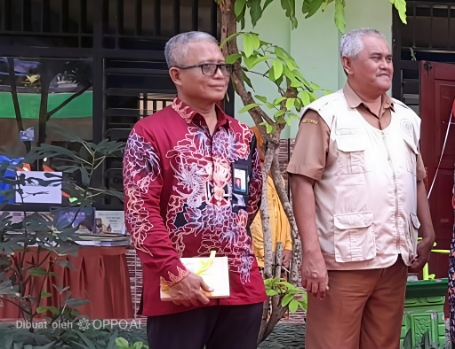 Dirut BPRS Sumenep Hairil Fajar Bersama Pengawas Kota Disaat Peluncuran Perpustakaan Ramah Anak di SDN Pajagalan II, Selasa (05/05/2026)