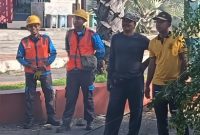 Dua Petugas PLN ULP Sumenep Saat Memantau Pemangkasan Ranting di Pintu Masuk Kantor Pemkab Sumenep, Rabu (06/05/2026)