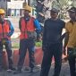 Dua Petugas PLN ULP Sumenep Saat Memantau Pemangkasan Ranting di Pintu Masuk Kantor Pemkab Sumenep, Rabu (06/05/2026)