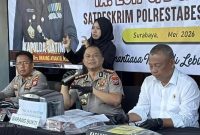 Kapoltabes Surabaya Kombes Pol. Luthfie Sulistiawan Saat Memberikan Konferensi Pers, Jum'at (08/05/2026)