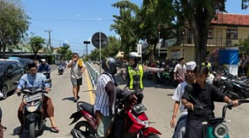 Polwan Polres Sumenep Turun ke Jalan, Kawal Kelancaran Sholat Jumat dengan Sentuhan Humanis