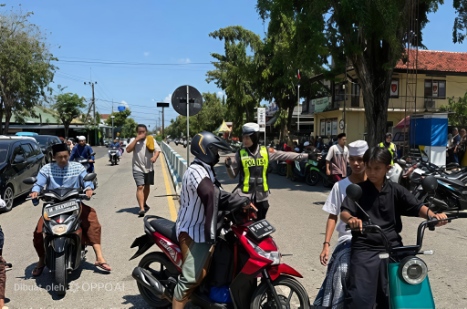 Polwan Polres Sumenep Turun ke Jalan, Kawal Kelancaran Sholat Jumat dengan Sentuhan Humanis