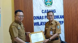 Guru SMAN 1 Gayam Nawir, S.Pd Saat Menerima Penghargaan dari Kepala Cabdin Sumenep, Rusly S.Pd, M.Pd