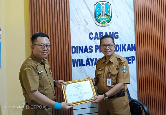 Guru SMAN 1 Gayam Nawir, S.Pd Saat Menerima Penghargaan dari Kepala Cabdin Sumenep, Rusly S.Pd, M.Pd