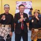 Nawir, S.Pd Bersama Siswa Siswi SMAN 1 Gayam 