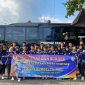 JAVANETWORK.CO.ID.SUMENEP — Kontingen Persatuan Atletik Seluruh Indonesia (PASI) Kabupaten Sumenep resmi mengirimkan 18 atlet muda untuk mengikuti ajang Kejurda Blitarian III 2026 yang berlangsung di Stadion Nglegok, Kabupaten Blitar. Seluruh atlet yang diberangkatkan merupakan atlet pemula dengan batas maksimal kelahiran tahun 2010.
Keikutsertaan atlet-atlet muda tersebut menjadi bagian dari program pembinaan dan pengembangan olahraga atletik usia dini yang terus dilakukan PASI Kabupaten Sumenep guna mencetak calon atlet berprestasi di tingkat regional maupun nasional.
Sebelum pertandingan resmi dimulai besok hingga lusa, seluruh kontingen PASI Sumenep terlebih dahulu menjalani sesi uji coba lapangan di Stadion Nglegok Kabupaten Blitar. Kegiatan ini dilakukan untuk membantu para atlet beradaptasi dengan kondisi lintasan, cuaca, dan arena pertandingan.
Ketua PASI Kabupaten Sumenep, R. Abd. Moedjib, mengatakan ajang Kejurda Blitarian III menjadi momentum penting untuk meningkatkan pengalaman bertanding atlet muda Sumenep.
“Kami sengaja memberikan kesempatan kepada atlet-atlet pemula agar mereka memiliki pengalaman bertanding sejak dini. Ini bagian dari pembinaan jangka panjang atletik Kabupaten Sumenep,” ujar R. Abd. Moedjib, Sabtu (15/5/2026).
Menurutnya, pembinaan atlet usia muda tidak hanya fokus pada perolehan medali, namun juga membangun mental, disiplin, dan karakter atlet saat berada di arena kompetisi.
“Target kami bukan hanya prestasi, tetapi bagaimana para atlet mampu tampil percaya diri, menjaga sportivitas, dan memiliki mental juara dalam setiap pertandingan,” katanya.
Ia menambahkan, PASI Sumenep terus berkomitmen memperkuat pembinaan atletik melalui berbagai kejuaraan daerah sebagai langkah mencetak regenerasi atlet potensial.
“Melalui Kejurda Blitarian III ini kami berharap muncul bibit-bibit atlet muda Sumenep yang nantinya bisa bersaing di tingkat Jawa Timur hingga nasional,” tambahnya.
Keberangkatan 18 atlet muda PASI Sumenep menuju Kejurda Blitarian III 2026 juga mendapat dukungan penuh dari pelatih, official, dan orang tua atlet. Semangat dan optimisme tinggi menjadi modal penting bagi para atlet muda untuk memberikan penampilan terbaik di Kabupaten Blitar.
Ajang Kejurda Blitarian III sendiri menjadi salah satu kompetisi atletik usia muda yang diikuti berbagai daerah di Jawa Timur dan menjadi sarana penting dalam pencarian bibit atlet potensial masa depan.