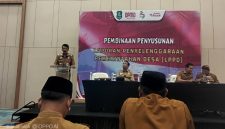Asisten 1 Setdakab Sumenep Ir. Didik Wahyudi, M.Si di Acara Pembinaan Penyusunan Laporan Penyelenggaraan Pemerintahan Desa (LPPD) di Aula Hotel Mizye, Senin (18/05/2026).