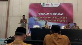 Asisten 1 Setdakab Sumenep Ir. Didik Wahyudi, M.Si di Acara Pembinaan Penyusunan Laporan Penyelenggaraan Pemerintahan Desa (LPPD) di Aula Hotel Mizye, Senin (18/05/2026).