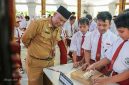 Kadisdik Sumenep H Moh Iksan, S.Pd.,M.T. Saat Meninjau Lomba2 Siswa-siswi Tingkat SD di Pendopo Agung Keraton Sumenep, Senin (18/05/2026)