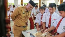 Kadisdik Sumenep H Moh Iksan, S.Pd.,M.T. Saat Meninjau Lomba2 Siswa-siswi Tingkat SD di Pendopo Agung Keraton Sumenep, Senin (18/05/2026)