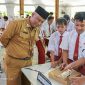 Kadisdik Sumenep H Moh Iksan, S.Pd.,M.T. Saat Meninjau Lomba2 Siswa-siswi Tingkat SD di Pendopo Agung Keraton Sumenep, Senin (18/05/2026)