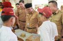 Kadisdik Sumenep H Moh Iksan Saat Meninjau Langsung Kegiatan Lomba2 Siswa-siswi Tingkat SD di Gelar Disdik Bersama Akses Sumenep di Pendopo Agung Keraton Sumenep, Senin (18/05/2026)