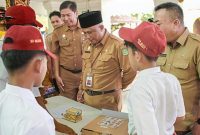 Kadisdik Sumenep H Moh Iksan Saat Meninjau Langsung Kegiatan Lomba2 Siswa-siswi Tingkat SD di Gelar Disdik Bersama Akses Sumenep di Pendopo Agung Keraton Sumenep, Senin (18/05/2026)