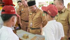 Kadisdik Sumenep H Moh Iksan Saat Meninjau Langsung Kegiatan Lomba2 Siswa-siswi Tingkat SD di Gelar Disdik Bersama Akses Sumenep di Pendopo Agung Keraton Sumenep, Senin (18/05/2026)