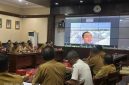 Bupati Sumenep Dr. H. Achmad Fauzi Wongsojudo, SH, MH Via Zoom di Acara HLM Optimalisasi Peningkatan PAD Non Tunai di Ruang Adirasa Lantai II Pemkab Sumenep, Selasa (19/05/2026)