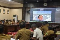 Bupati Sumenep Dr. H. Achmad Fauzi Wongsojudo, SH, MH Via Zoom di Acara HLM Optimalisasi Peningkatan PAD Non Tunai di Ruang Adirasa Lantai II Pemkab Sumenep, Selasa (19/05/2026)