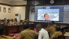Bupati Sumenep Dr. H. Achmad Fauzi Wongsojudo, SH, MH Via Zoom di Acara HLM Optimalisasi Peningkatan PAD Non Tunai di Ruang Adirasa Lantai II Pemkab Sumenep, Selasa (19/05/2026)