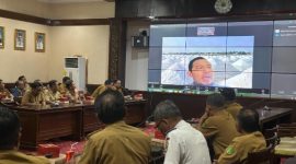 Bupati Sumenep Dr. H. Achmad Fauzi Wongsojudo, SH, MH Via Zoom di Acara HLM Optimalisasi Peningkatan PAD Non Tunai di Ruang Adirasa Lantai II Pemkab Sumenep, Selasa (19/05/2026)