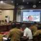 Bupati Sumenep Dr. H. Achmad Fauzi Wongsojudo, SH, MH Via Zoom di Acara HLM Optimalisasi Peningkatan PAD Non Tunai di Ruang Adirasa Lantai II Pemkab Sumenep, Selasa (19/05/2026)