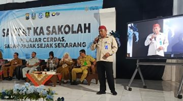 Kepala UPT PPD Provinsi Jawa Timur di Sumenep, Samtiono, SH, MH di Acara Program Samsat Ka Sakolah di Aula SMAN Kalianget, Selasa (19/05/2026)