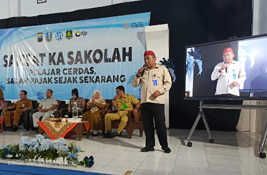 Kepala UPT PPD Provinsi Jawa Timur di Sumenep, Samtiono, SH, MH di Acara Program Samsat Ka Sakolah di Aula SMAN Kalianget, Selasa (19/05/2026)