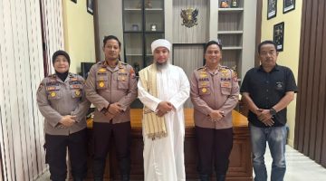 Kapolres Sumenep AKBP Anang Hardiyanto, SIK didampingi Wakapolres Sumenep Haris Darma Sucipto, Kabag SDM Polres Sumenep Widiarti, serta Kasat Intelkam Polres Sumenep Nurul Komar saat menerima silaturahmi Ulama Syeikh Muhammad Husein Qadafi di ruang kerja Kapolres Sumenep, Selasa (19/5/2026)